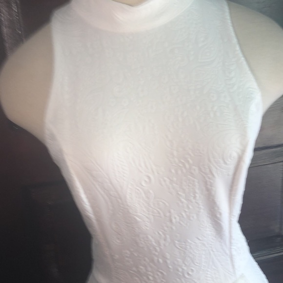 Silence and Noise white embossed floral pattern/size medium open back/ mini - Picture 4 of 13